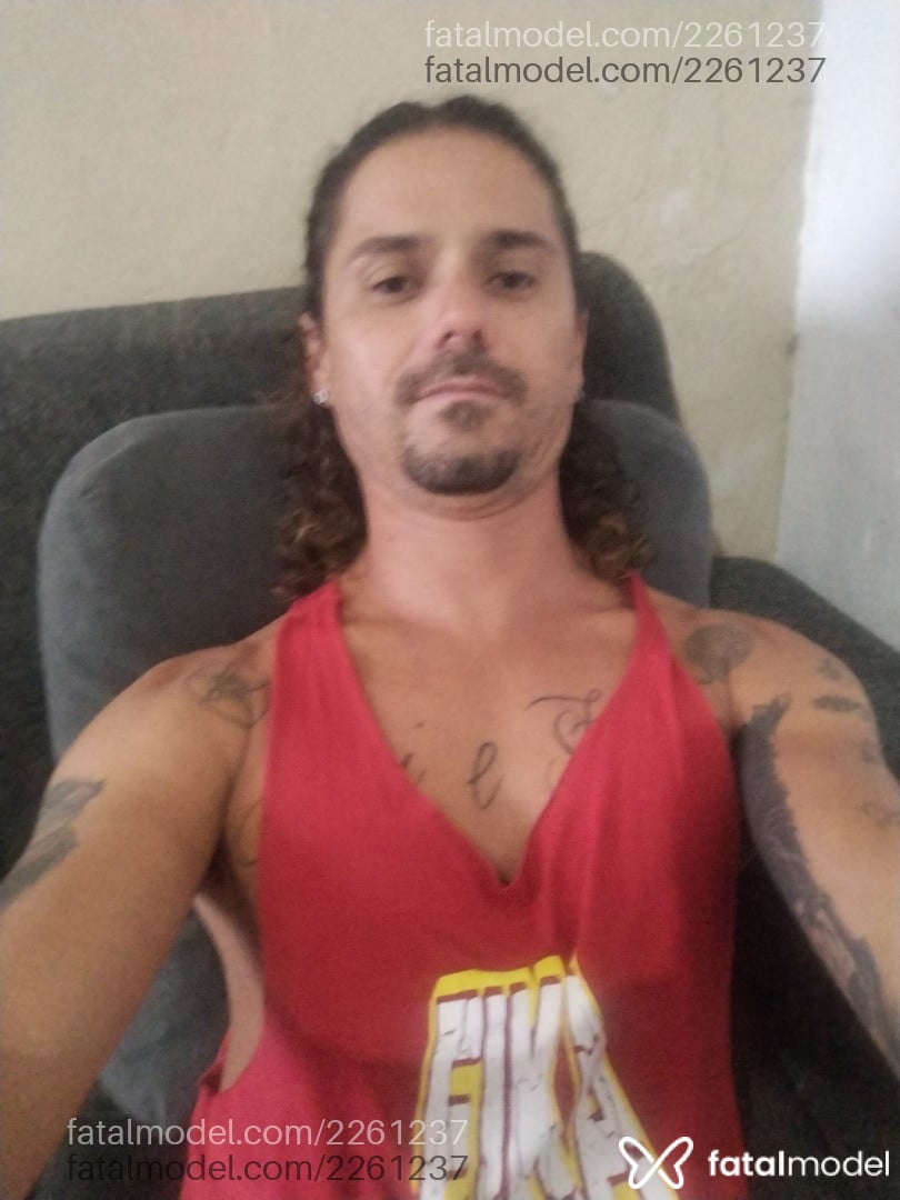 Acompanhante homem com cabelo colorido de olhos castanhos em Porto Seguro Acompanhante homem com cabelo colorido de olhos castanhos em Porto Seguro - Garçom