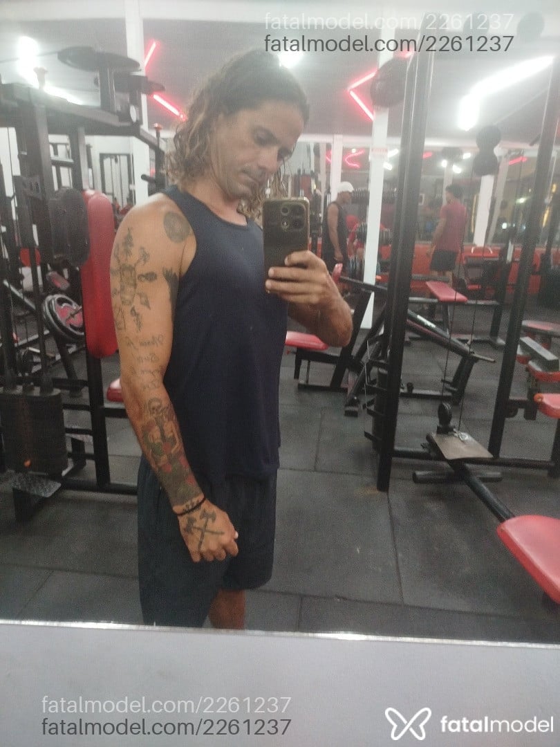Acompanhante homem com cabelo colorido de olhos castanhos em Porto Seguro Acompanhante homem com cabelo colorido de olhos castanhos em Porto Seguro - Garçom