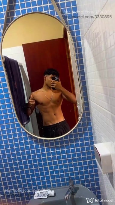 Acompanhante homem com cabelo castanho de olhos castanhos em Virtual - Gabriel Montierre