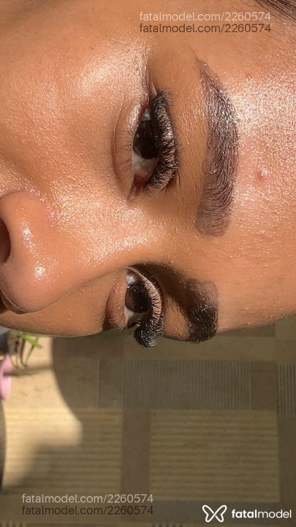 Acompanhante mulher morena (o) de olhos castanhos - Malê