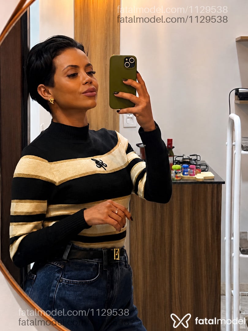 Acompanhante mulher com cabelo castanho de olhos castanhos - Manuela Tequeres Acompanhante mulher com cabelo castanho de olhos castanhos - Manuela Tequeres
