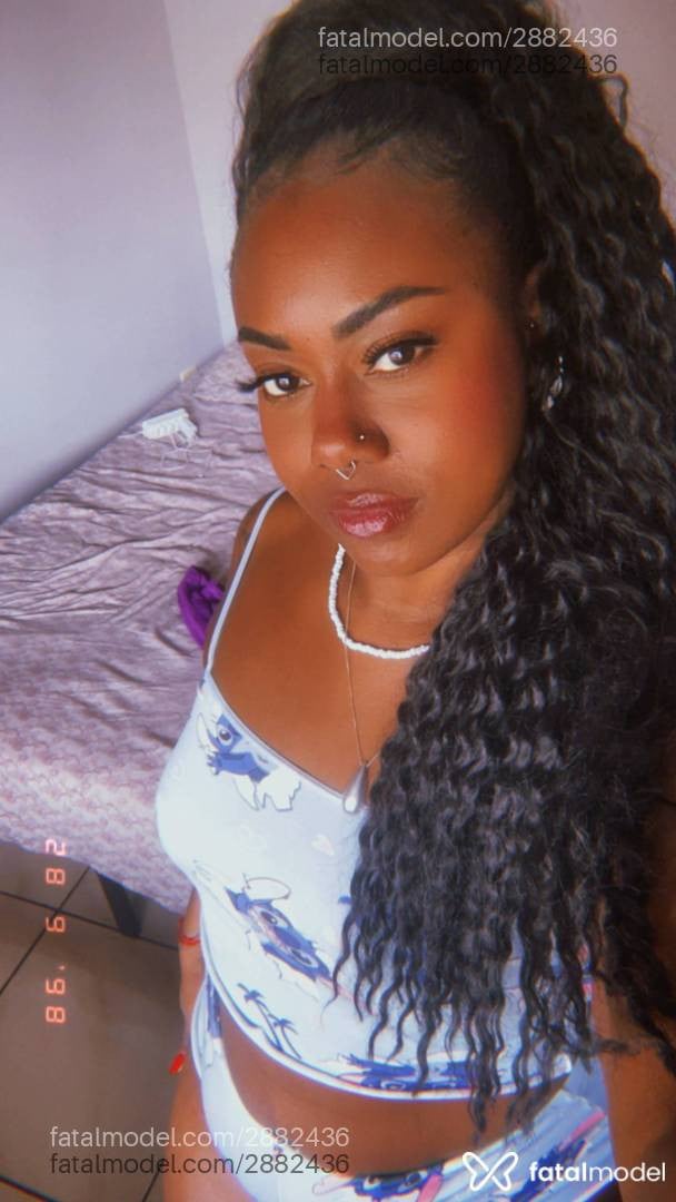 Acompanhante mulher com cabelo castanho de olhos pretos - Leona