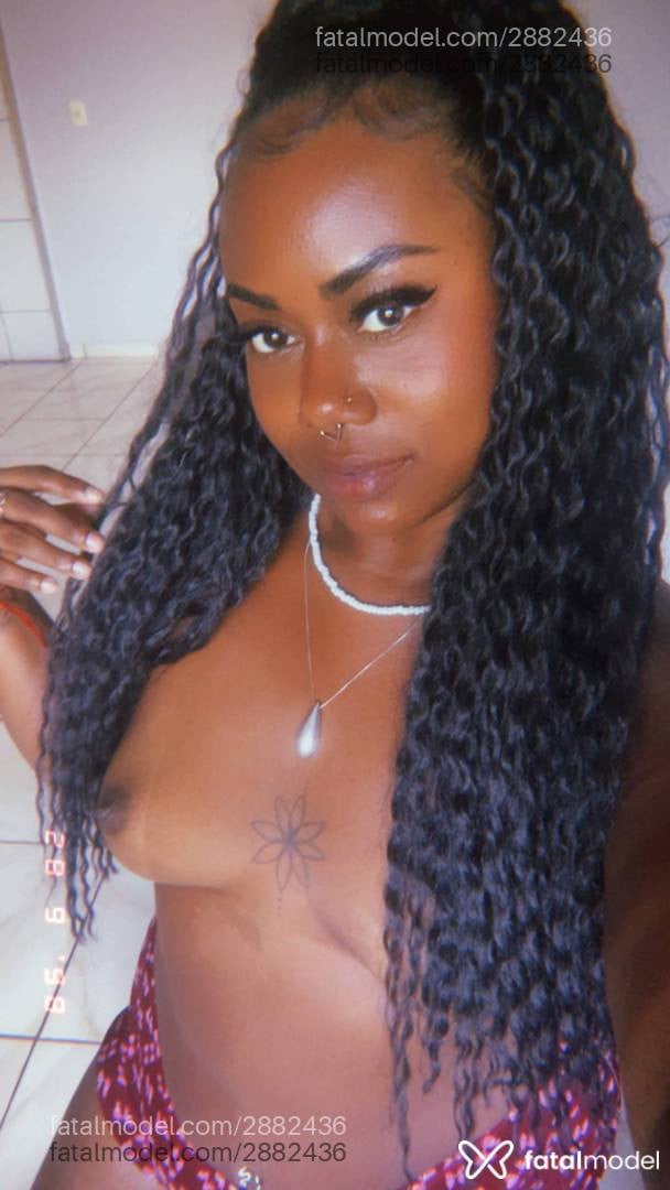 Acompanhante mulher com cabelo castanho de olhos pretos - Leona
