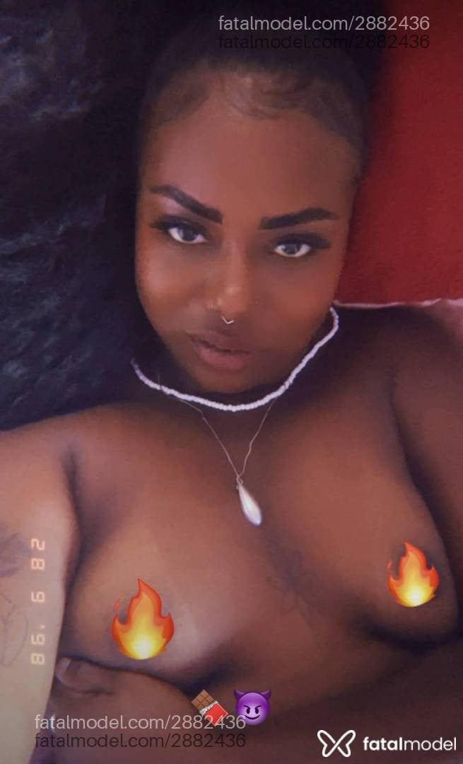 Acompanhante mulher com cabelo castanho de olhos pretos - Leona