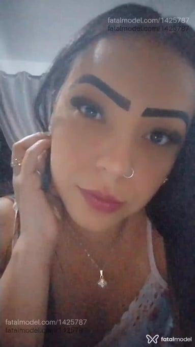 Acompanhante mulher com cabelo castanho de olhos castanhos em Belo Horizonte - Valentinacolômbia