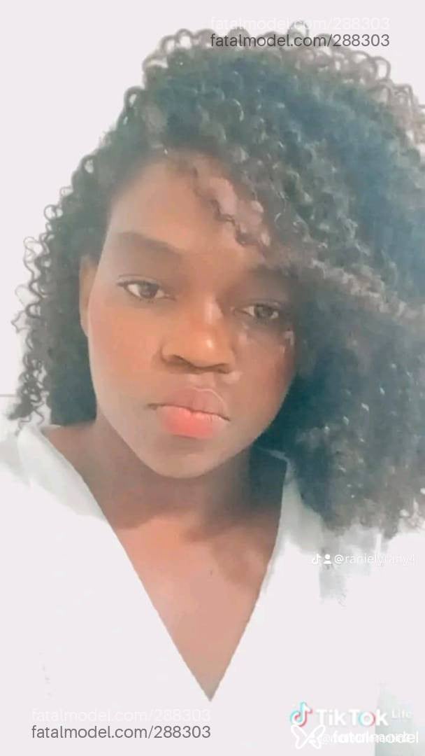 Acompanhante mulher com cabelo castanho de olhos pretos - Hyara bonbon