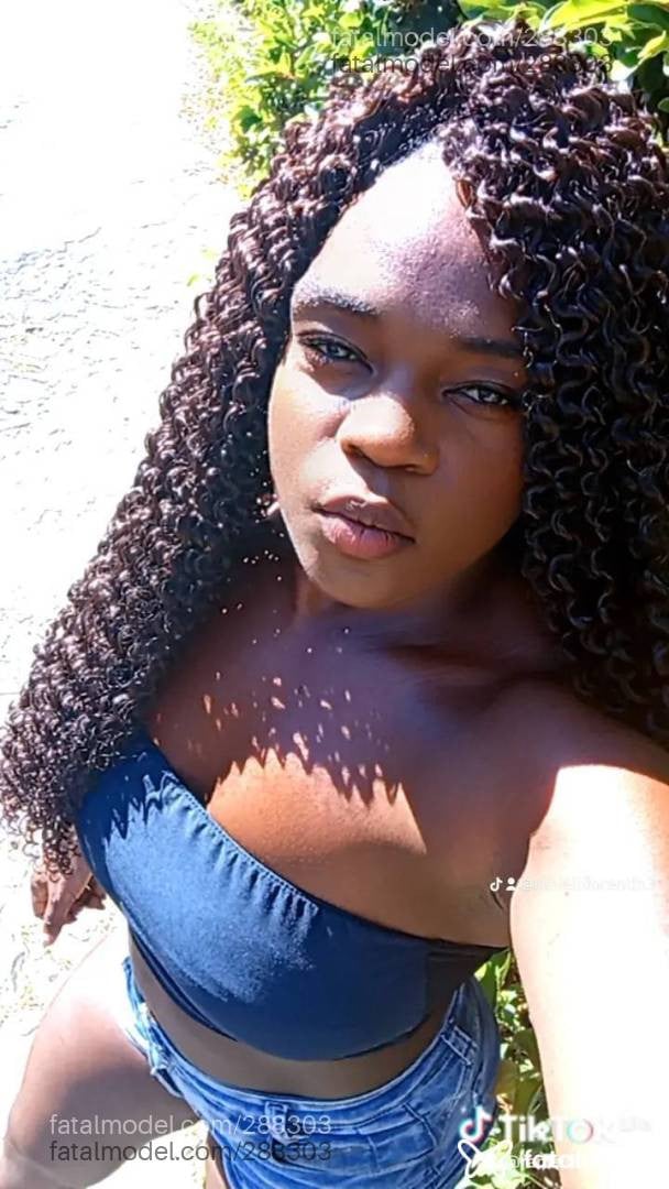 Acompanhante mulher com cabelo castanho de olhos pretos - Hyara bonbon