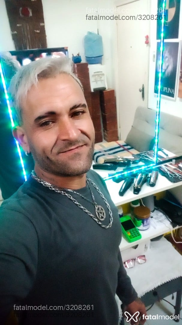 Acompanhante homem com cabelo colorido de olhos mel - Sandro Acompanhante homem com cabelo colorido de olhos mel - Sandro