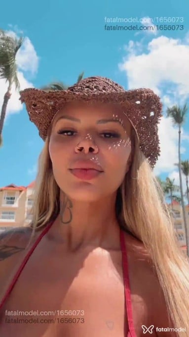 Acompanhante mulher loira (o) de olhos castanhos - Mariah