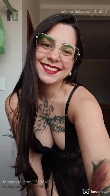Acompanhante mulher com cabelo castanho de olhos castanhos em Virtual - Agnes Martins