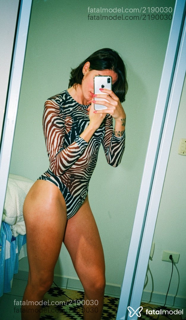 Acompanhante mulher trans com cabelo castanho de olhos castanhos em Cianorte - ímola