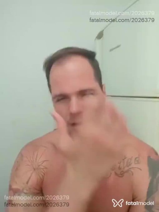 Acompanhante homem com cabelo castanho de olhos castanhos em Virtual - Giricotta