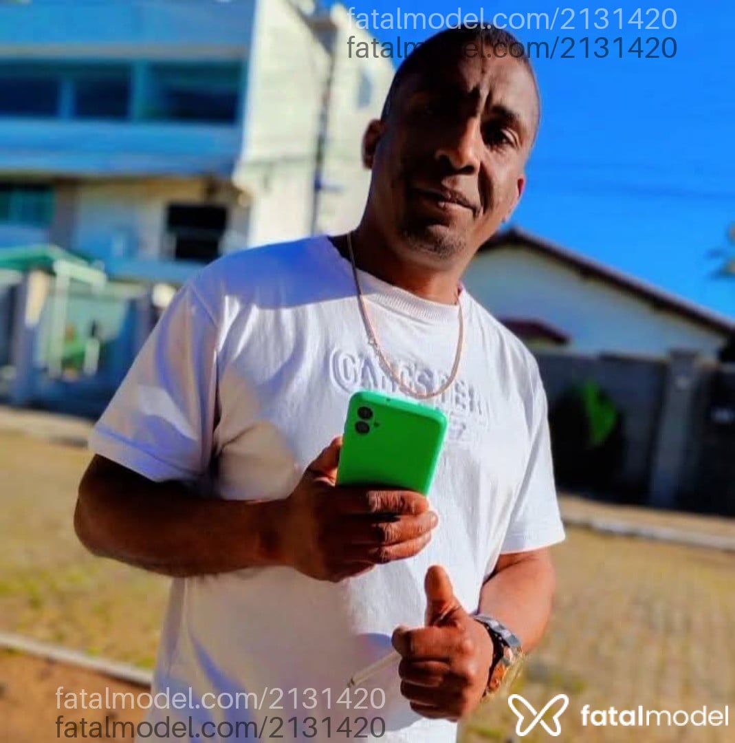 Acompanhante homem com cabelo grisalho de olhos castanhos em Balneário Pinhal Acompanhante homem com cabelo grisalho de olhos castanhos em Balneário Pinhal - Wilson