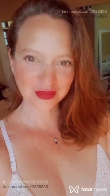 Acompanhante mulher loira (o) de olhos castanhos em Virtual - Bella