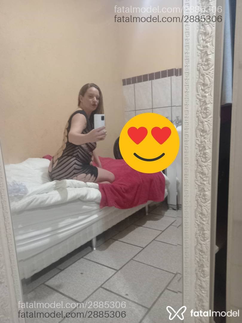 Acompanhante mulher loira (o) de olhos castanhos - Bella