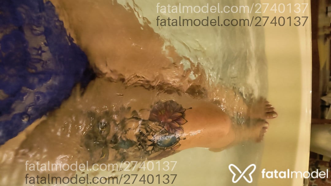 Acompanhante mulher com cabelo colorido de olhos mel - Millas Acompanhante mulher com cabelo colorido de olhos mel - Millas