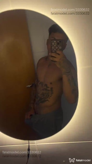 Acompanhante homem com cabelo castanho de olhos castanhos em Virtual - Tatuadodot