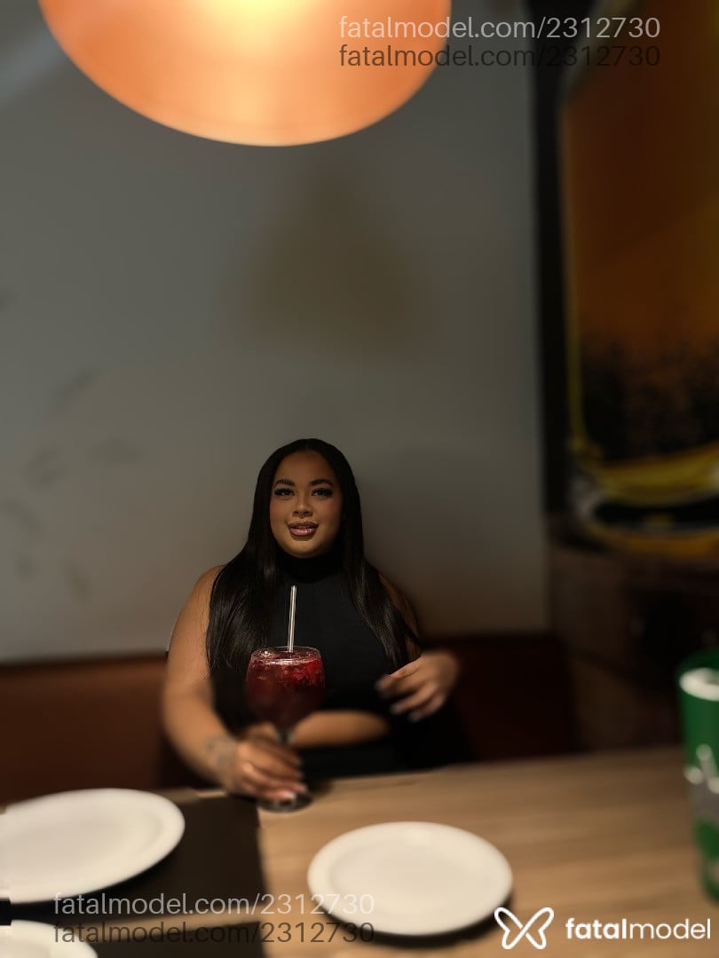 Acompanhante mulher morena (o) de olhos castanhos - Angeline