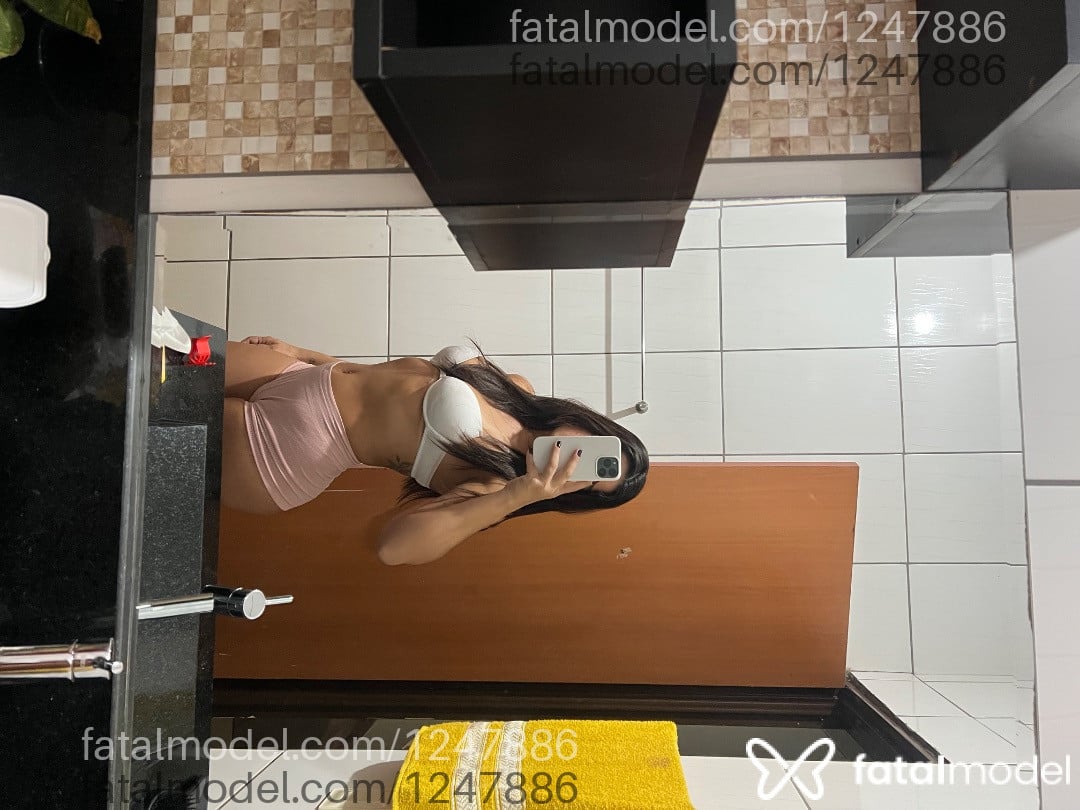 Acompanhante mulher com cabelo castanho de olhos verdes em Goiânia - Imola Ferraz