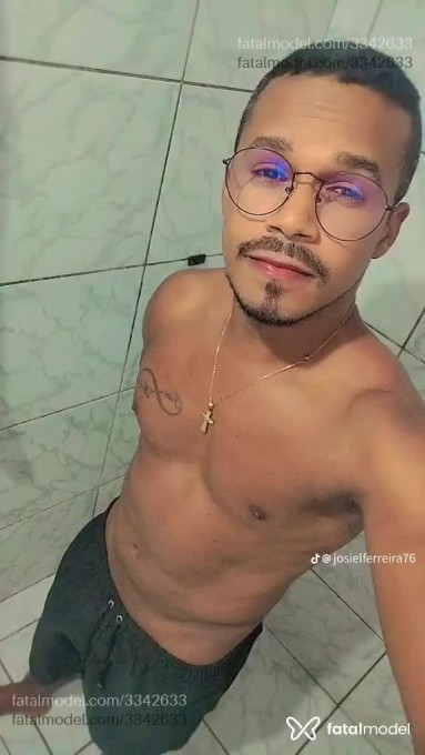Acompanhante homem com cabelo grisalho de olhos pretos - Josiel Ferreira Acompanhante homem com cabelo grisalho de olhos pretos - Josiel Ferreira