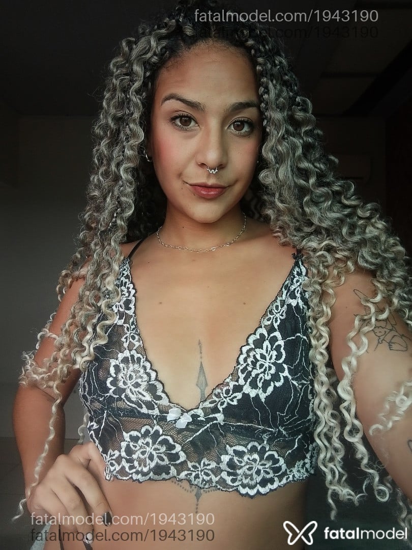 Acompanhante mulher ruiva (o) de olhos castanhos - Elettra