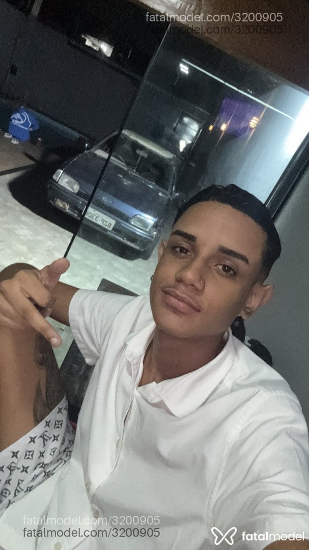 Acompanhante homem morena (o) de olhos castanhos - Vitor Zani Acompanhante homem morena (o) de olhos castanhos - Vitor Zani