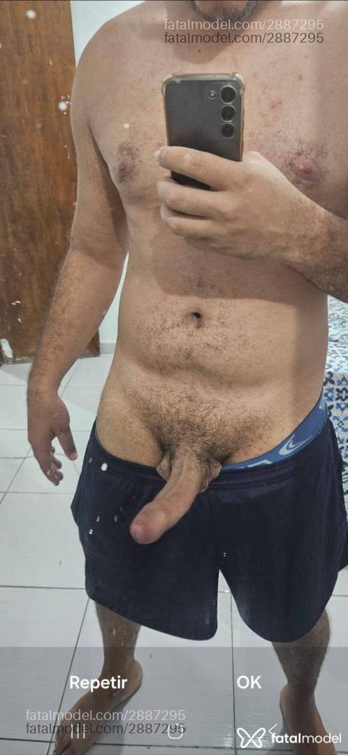 Acompanhante homem sem cabelo de olhos pretos - André