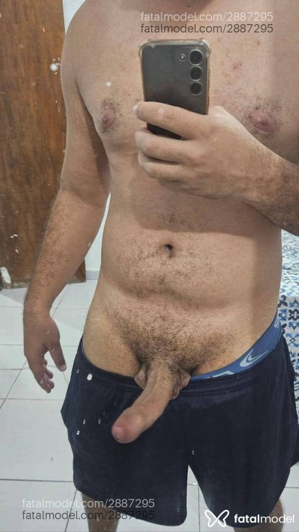 Acompanhante homem sem cabelo de olhos pretos - André
