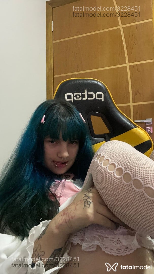 Acompanhante mulher com cabelo colorido de olhos verdes em Virtual - Yurizinha