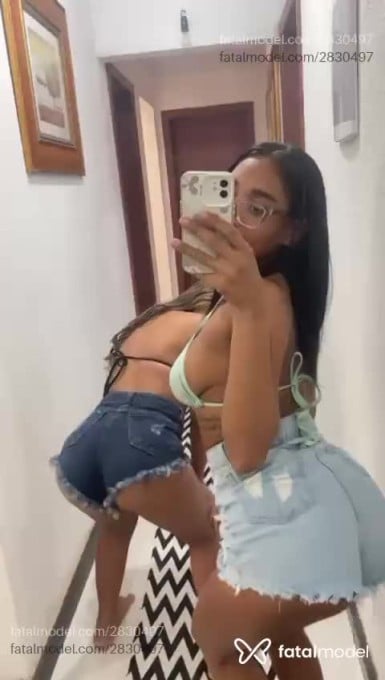 Acompanhante mulher loira (o) de olhos castanhos - Maya