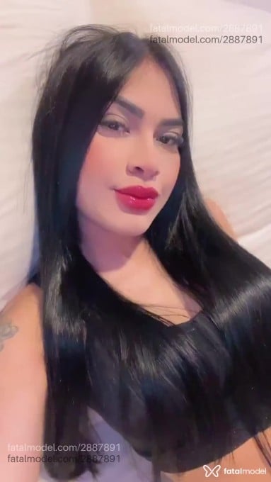 Acompanhante mulher morena (o) de olhos pretos - Izzie