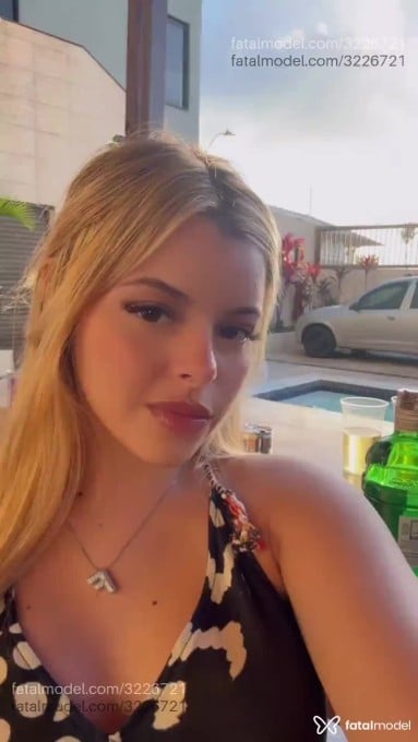 Acompanhante mulher loira (o) de olhos castanhos - Melissa Acompanhante mulher loira (o) de olhos castanhos - Melissa
