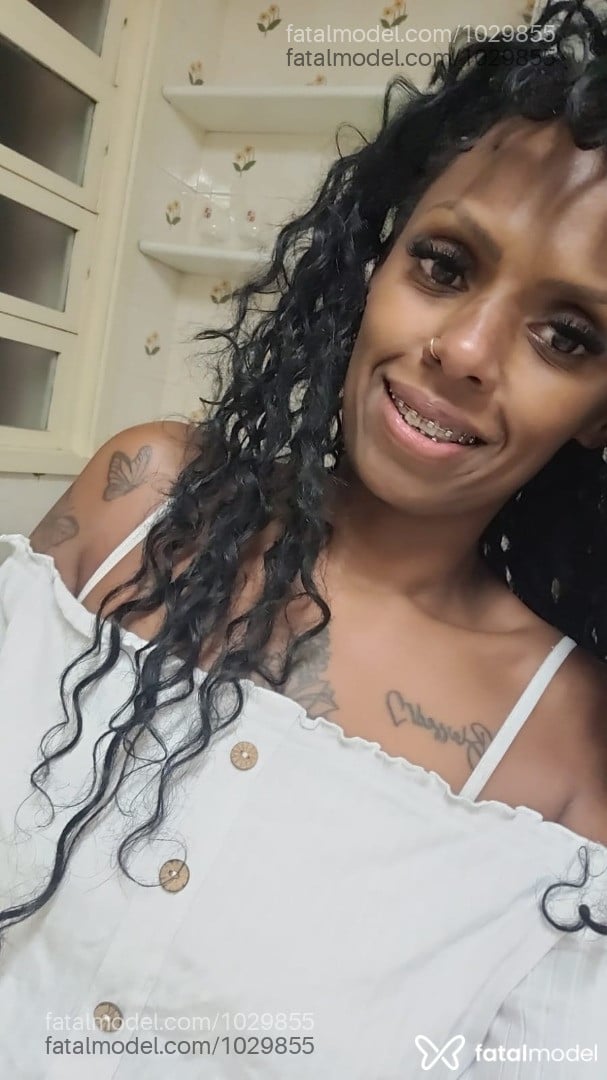 Acompanhante mulher com cabelo colorido de olhos castanhos em Caxias do Sul - Morena flor