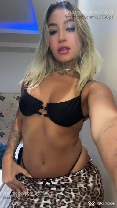 Acompanhante mulher loira (o) de olhos castanhos - Yasmim