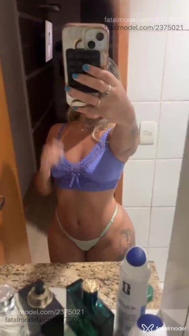 Acompanhante mulher loira (o) de olhos castanhos - Yasmim
