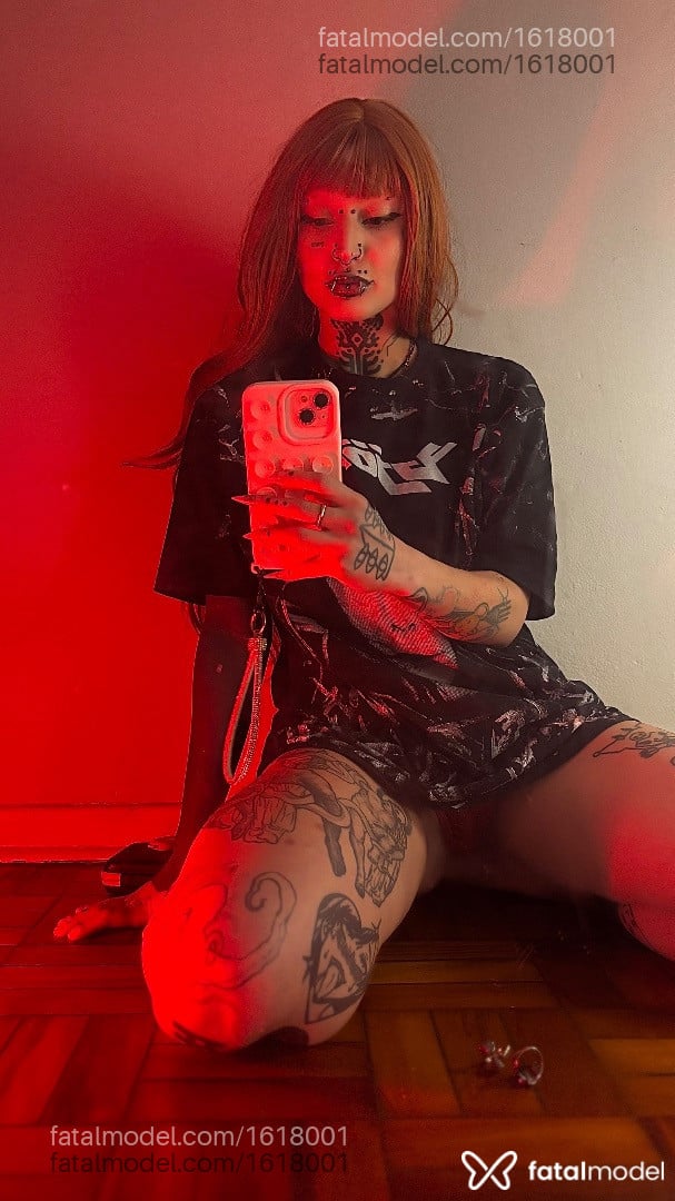 Acompanhante mulher com cabelo colorido de olhos castanhos em São Paulo - Mistress Michi