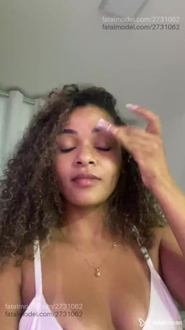Acompanhante mulher com cabelo castanho de olhos castanhos em Salvador - Flora Campos