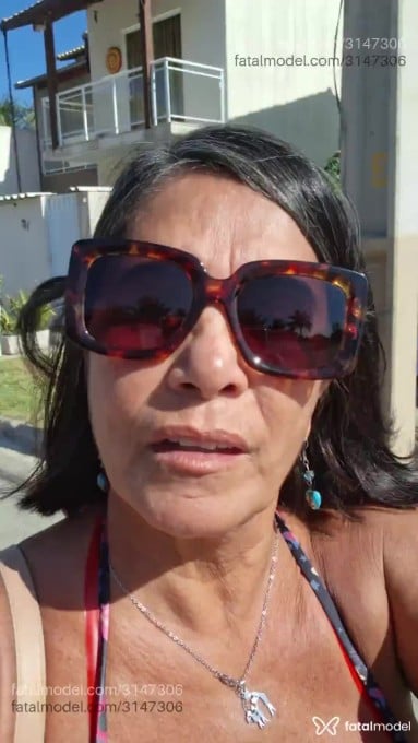 Acompanhante mulher com cabelo grisalho de olhos castanhos em Rio das Ostras - Lorena
