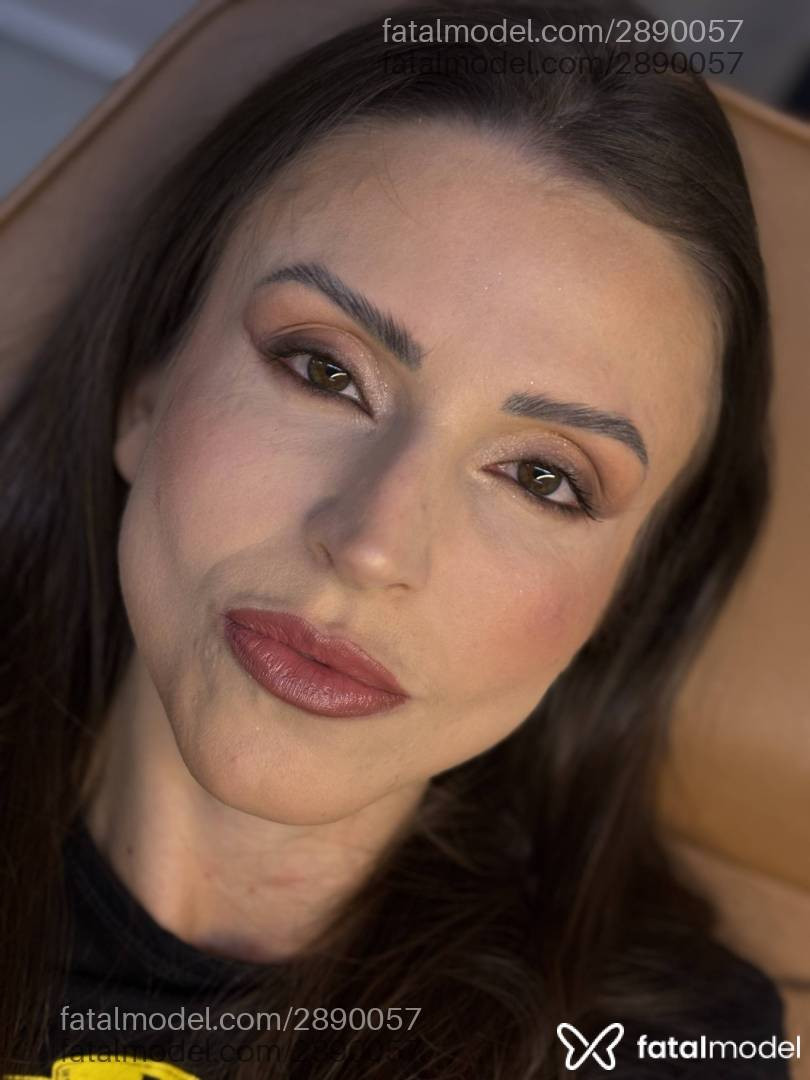 Acompanhante mulher com cabelo castanho de olhos castanhos - Mariane Hannecker