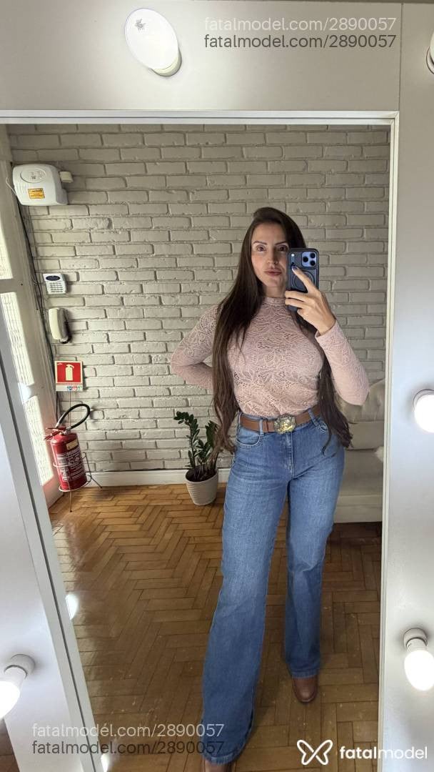 Acompanhante mulher com cabelo castanho de olhos castanhos - Mariane Hannecker