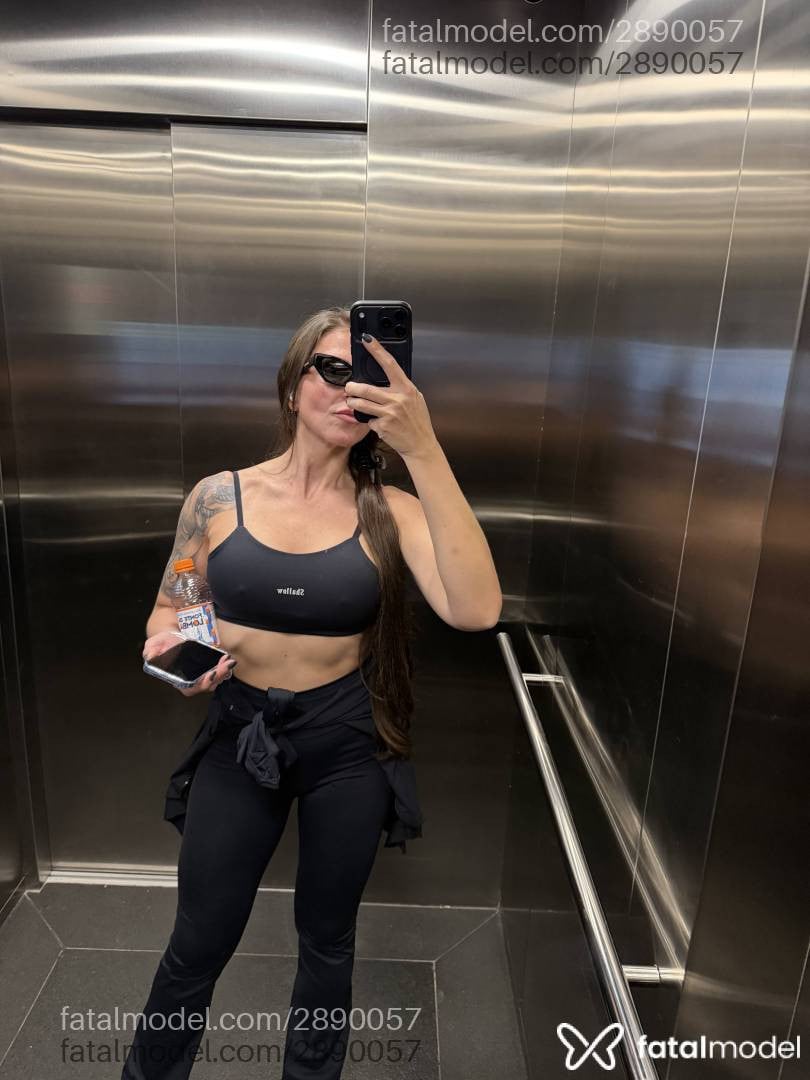 Acompanhante mulher com cabelo castanho de olhos castanhos - Mariane Hannecker