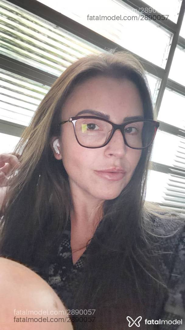 Acompanhante mulher com cabelo castanho de olhos castanhos em Porto Alegre - Mariane Hannecker