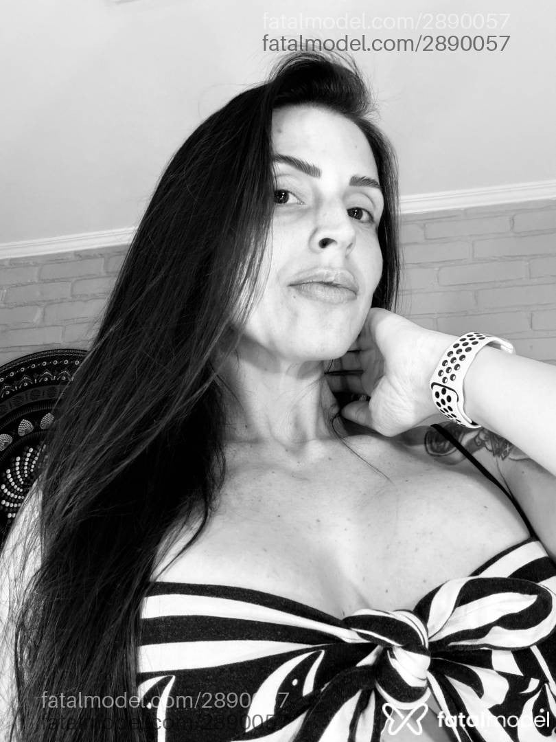 Acompanhante mulher com cabelo castanho de olhos castanhos - Mariane Hannecker