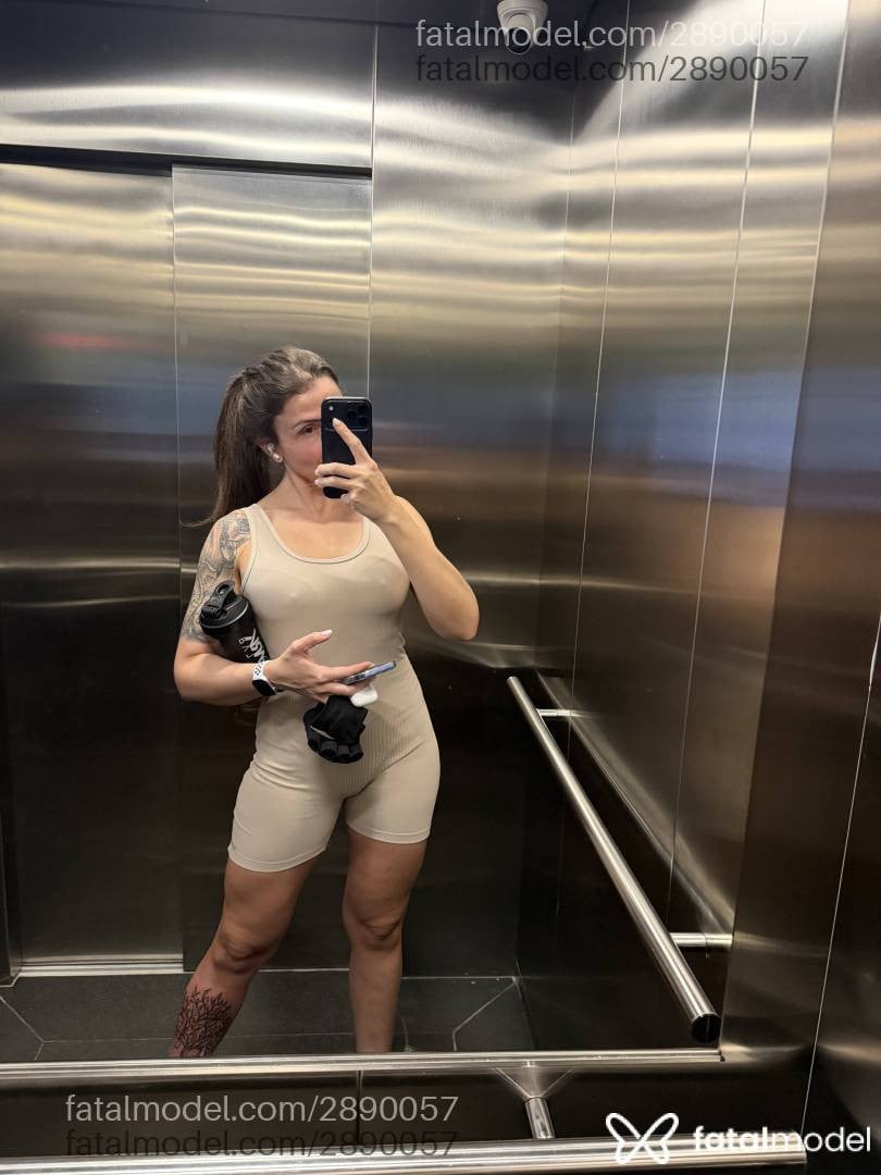 Acompanhante mulher com cabelo castanho de olhos castanhos - Mariane Hannecker
