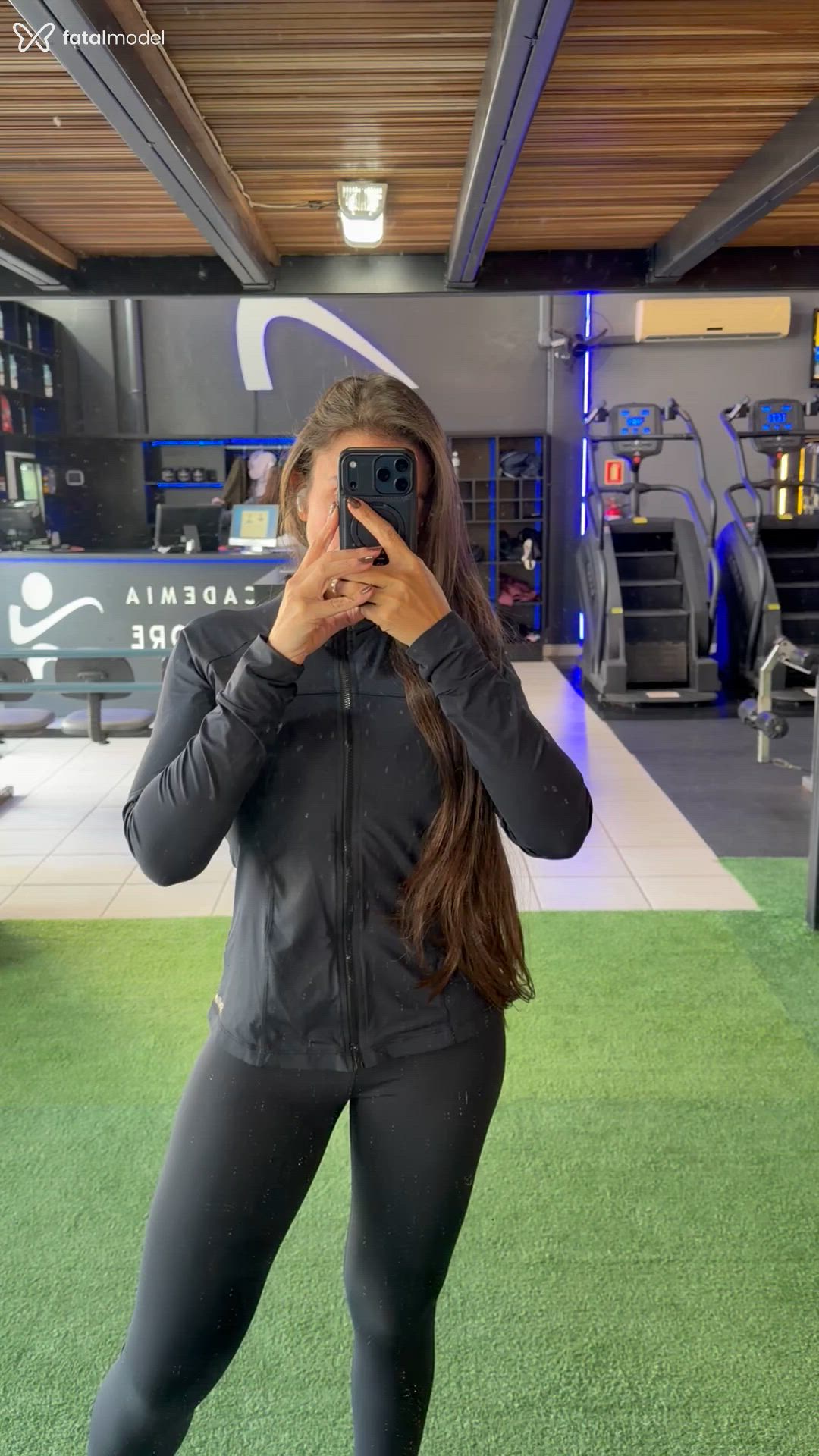 Acompanhante mulher com cabelo castanho de olhos castanhos - Mariane Hannecker