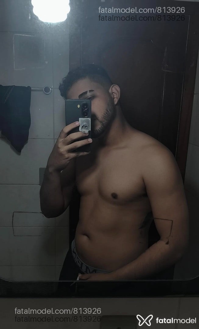 Acompanhante homem com cabelo castanho de olhos castanhos - Neblina Acompanhante homem com cabelo castanho de olhos castanhos - Neblina