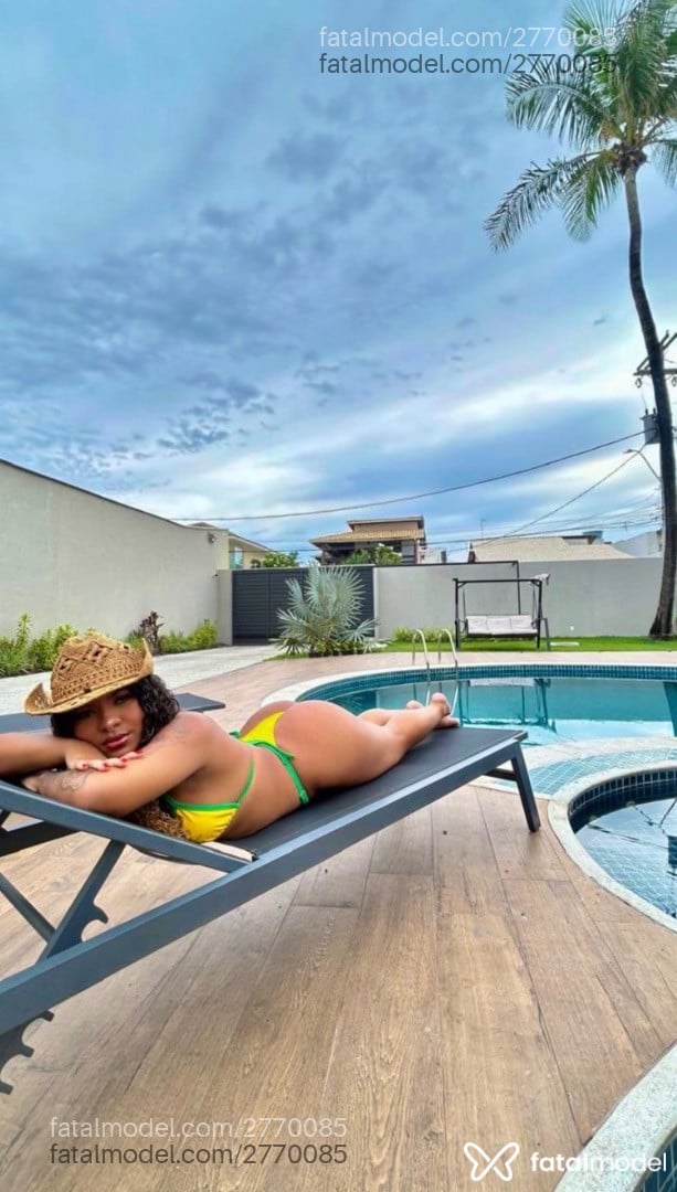 Acompanhante mulher com cabelo castanho de olhos pretos em Curitiba Acompanhante mulher com cabelo castanho de olhos pretos em Curitiba - Maya