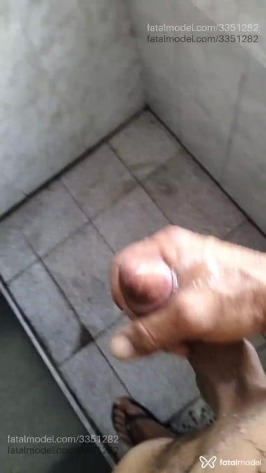 Acompanhante homem com cabelo grisalho de olhos castanhos - Oliveira Acompanhante homem com cabelo grisalho de olhos castanhos - Oliveira