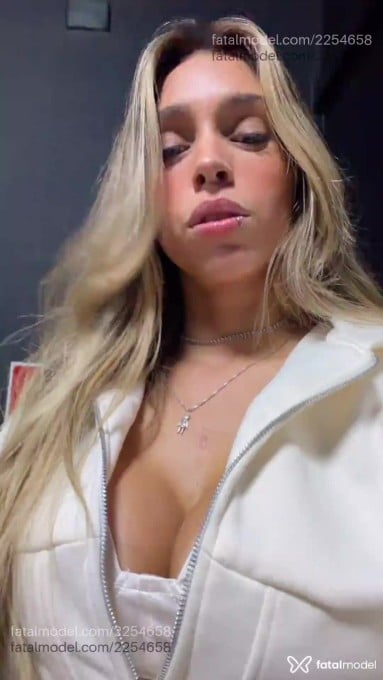 Acompanhante mulher loira (o) de olhos mel - Isis Konig Acompanhante mulher loira (o) de olhos mel - Isis Konig