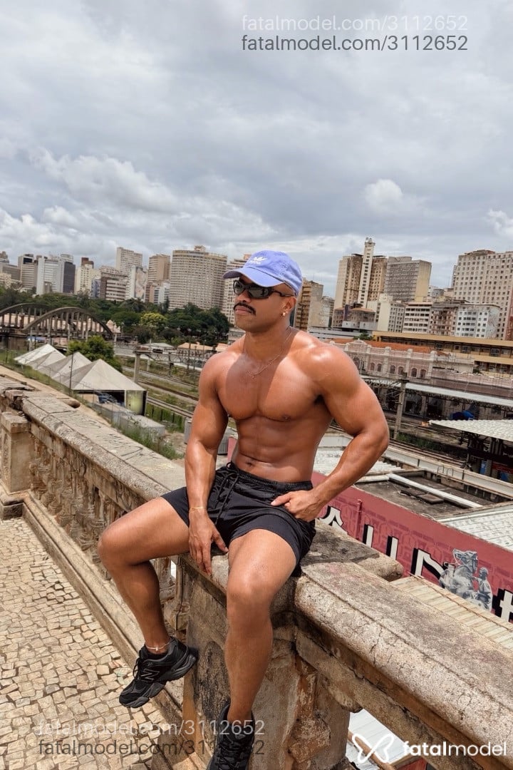 Acompanhante homem morena (o) de olhos castanhos - Kylian Black